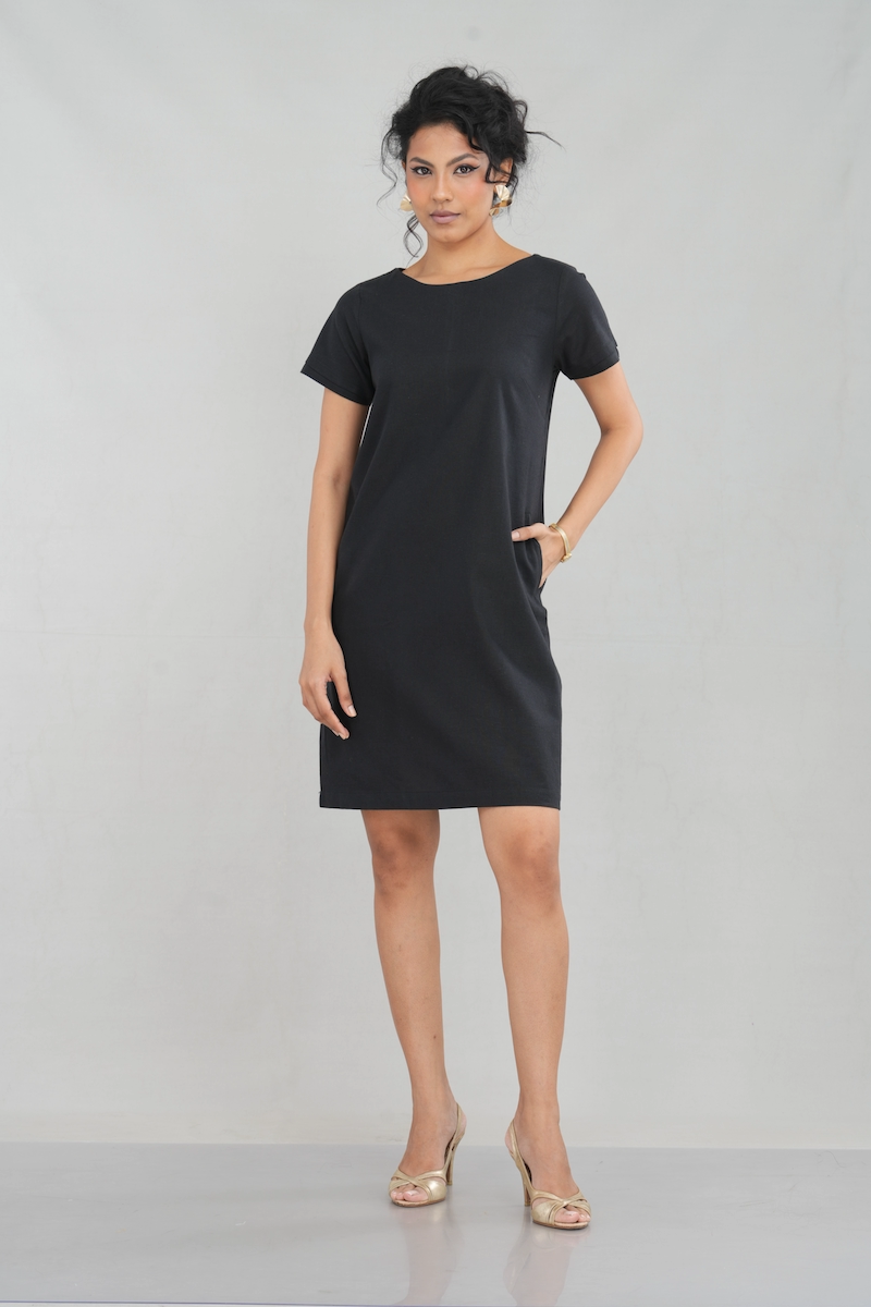 A women’s black shift dress made from a linen-cotton blend, featuring short sleeves and a knee-length cut for effortless elegance and comfort.